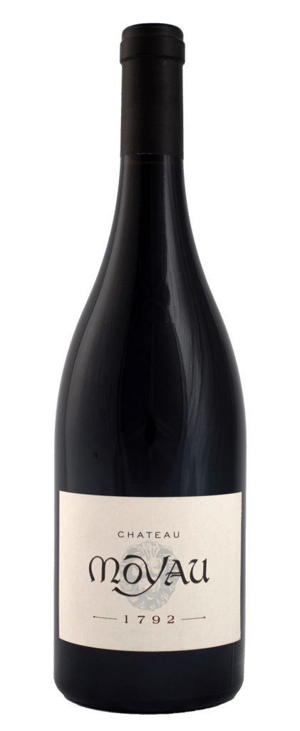 Vin Rouge Château Moyau 1792 - Excellence et Tradition Bouteille de vin rouge Château Moyau 1792, étiquette blanche sobre avec logo lion sur fond de verre sombre.